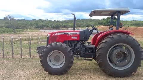 trator novo chegando na fasenda sao lorenco