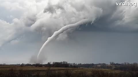 This 50-yard-wide tornado was on the ground for 15 miles 😮🌪☁️