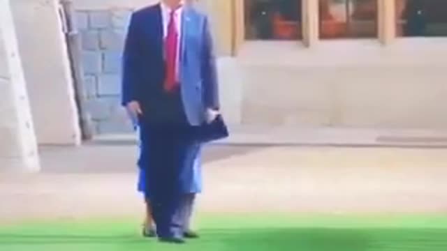 웃긴 영상 : 트형이 교황손을 잡을려는 영상과 여왕의 앞길을 가로 맊은 영상