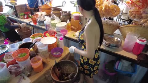 Amazing Grilled Chicken made by Beautiful Woman - Thailand Street Food