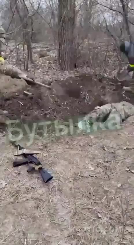 Ukrainian soldier who doesn't want to fight anymore gets buried alive by other Ukrainian soldiers