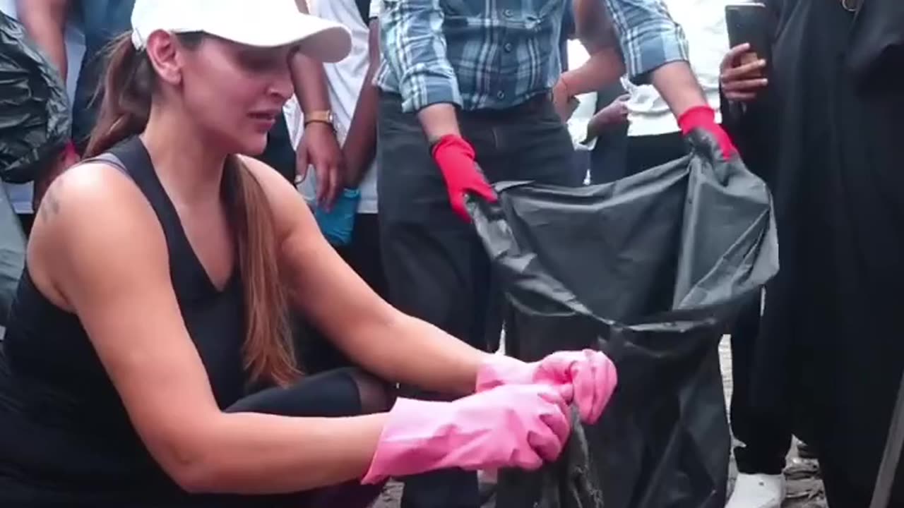 Indian actress picking up garbage on the street. Even if he has crores of rupees