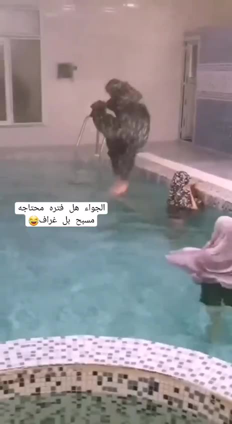 Meanwhile in Jalalabad's public bathhouse for muzzy chicks ☪️🐷🏊🏿‍♂️👙