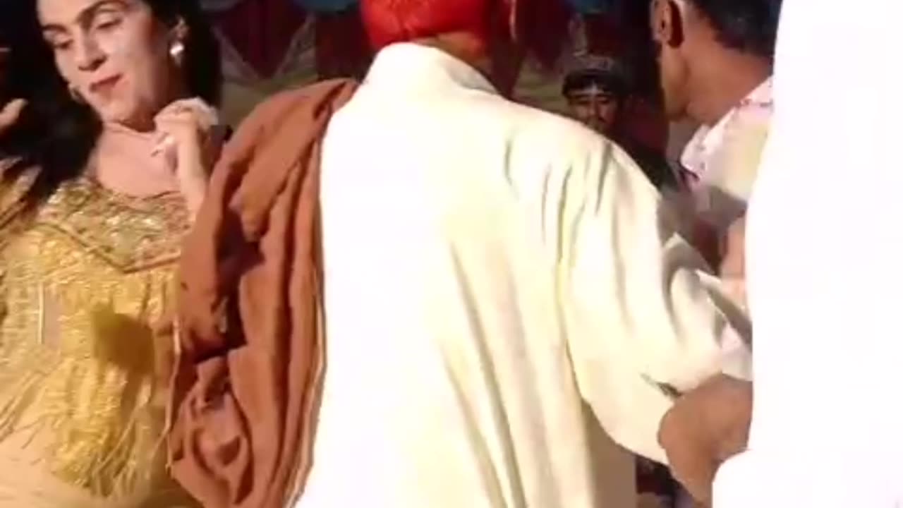 Girl dance on Wedding Function | Saraiki Dhol Dance
