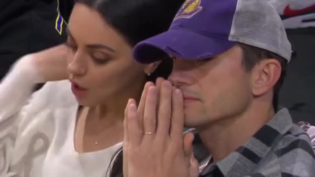 Ashton Kutcher and Mila Kunis catching the Lakers game 🙌