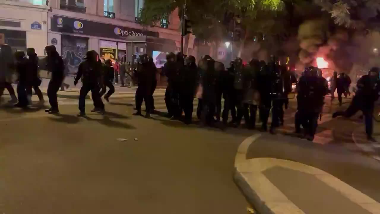 Leftists Riot in Paris to Celebrate Pulling-Off Parliamentary Victory