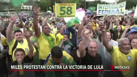 Persisten las protestas por derrota de Bolsonaro en Brasil | Noticias Telemundo