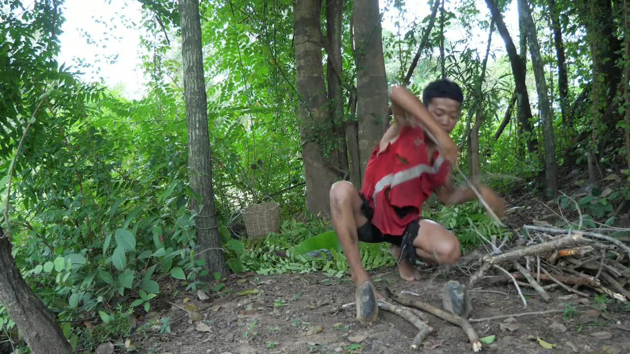 Shrimp eating in jungle, cooking on a rock | Primitive Wildlife-10