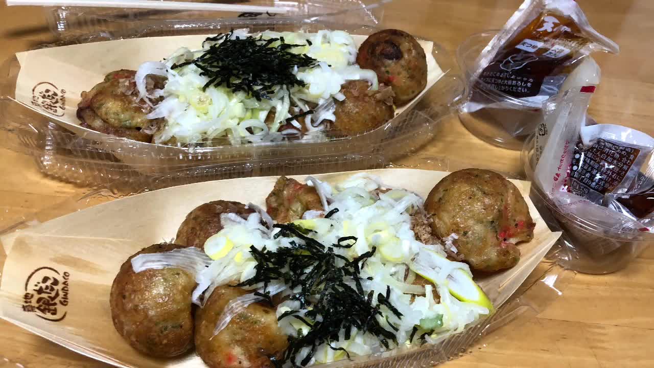 日本の屋台の食べ物たこ焼きJapanese street food Takoyaki