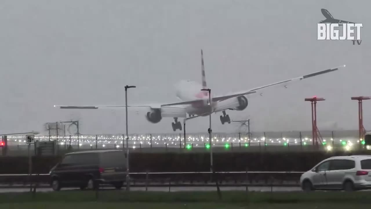 Sketchy Aircraft Landing During High Winds!!