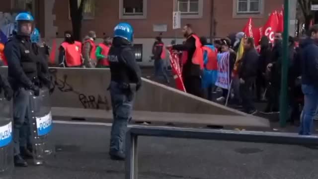 In Rome today there where protests against NATO and the delivery of weapons to Ukraine.