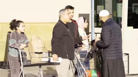 Muslim Asking Strangers For Food Then Paying Their Entire Groceries