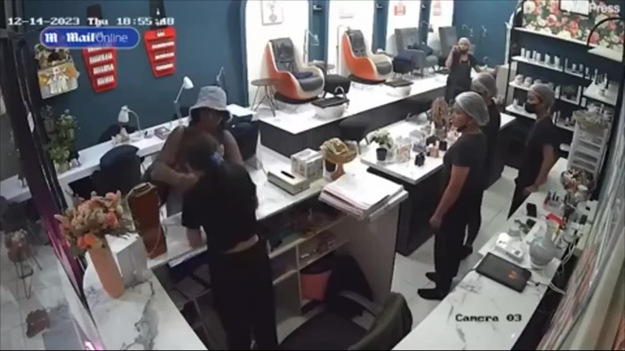 Black women from NYC & London attacked staff at a nail salon in Asia - Get arrested