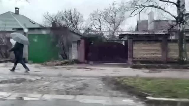 Ukrainian soldiers seen taking up position in Mariupol