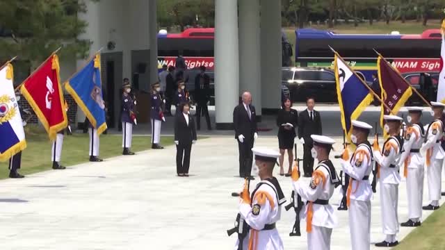 Biden visits South Korea's national cemetery