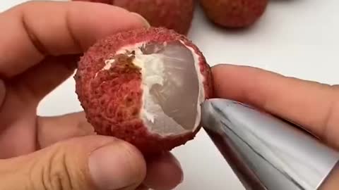 Como pelar un lychee facilmente con um cubre dedos‼️‼️