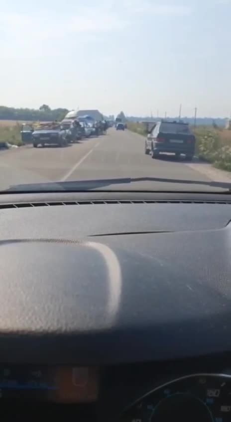 Obrovská fronta ukrajinských občanů, kteří chtějí vstoupit na ruskem osvobozené území Záporoží