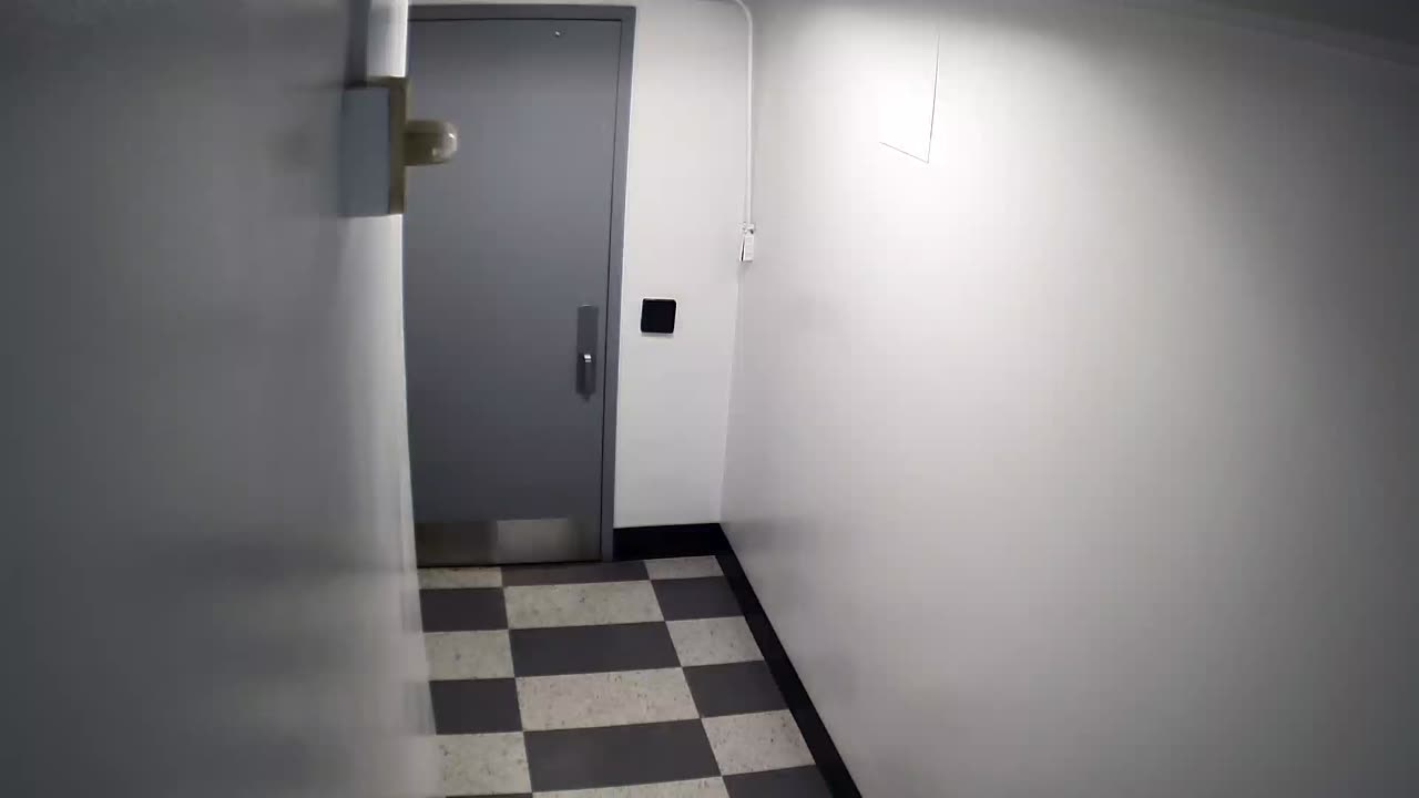 6172RHOBG3G302CStairwaySide_2021-01-06_01h40min00s630ms.mp4