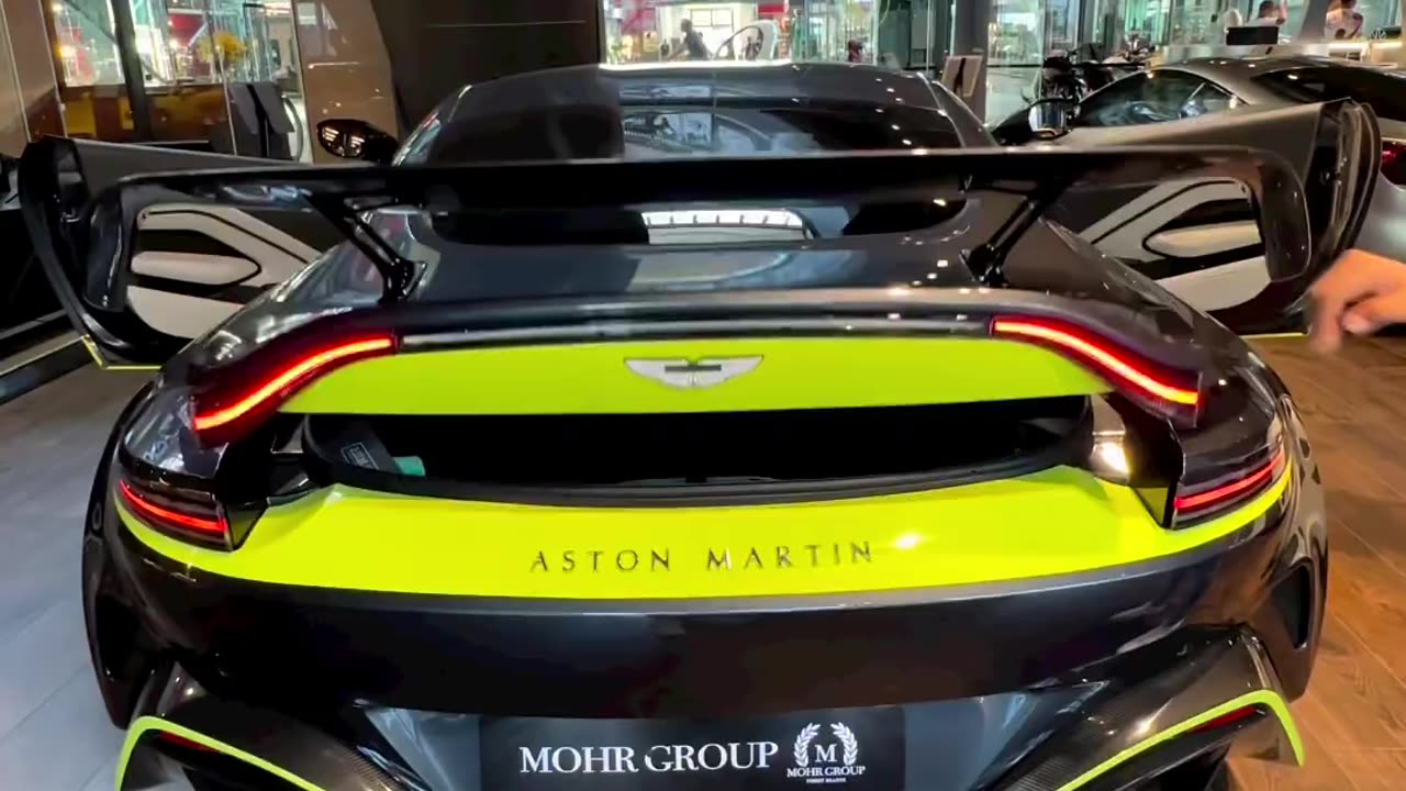 Aston Martin V12 Vantage