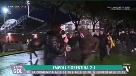 Hincha le dio una palmada en la cola a periodista en vivo