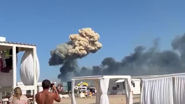 Explosion in Crimea, on the beach people are asked to hide in shelters