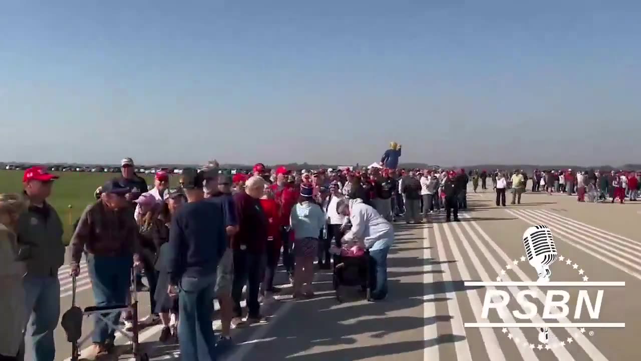 Look at this crowd in Wisconsin waiting to see Donald Trump before his campaign rally