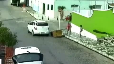 AMAZING ACCIDENTS - VIDEO CARROCINHA HITS THE CAR