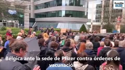 Bélgica ante la sede de Pfizer contra las órdenes de vacunación