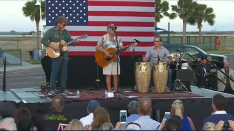 Jimmy Buffet Inserts Trump Into Performance of 'Come Monday' at Political Rally in 2016