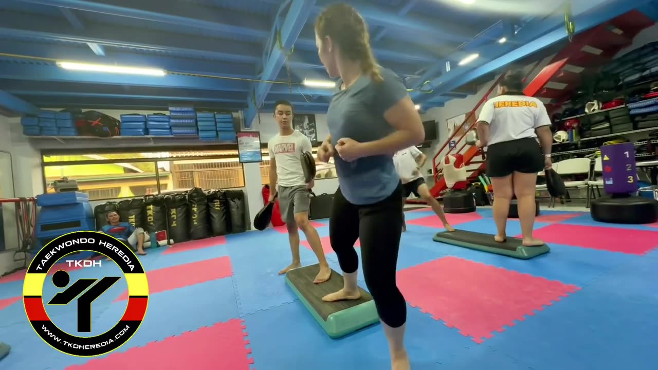 Entrenamientos con step y palchaguis para el TAEKWONDO en tkdh