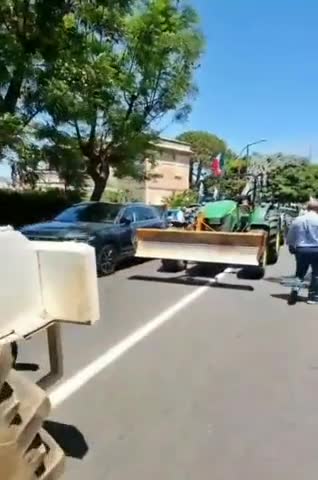 Farmers Unite: Polish, Italian and German Agriculturists Join the Dutch in Protest