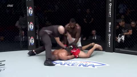 INSANE FLYING KNEE Leandro Ataides CRUSHES Mohamed Ali