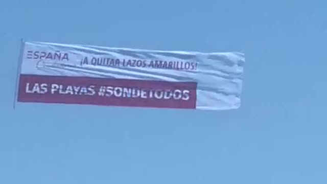 Turistas y vecinos orgullosos tras leer el mensaje de una de las avionetas que sobrevuela Cataluña