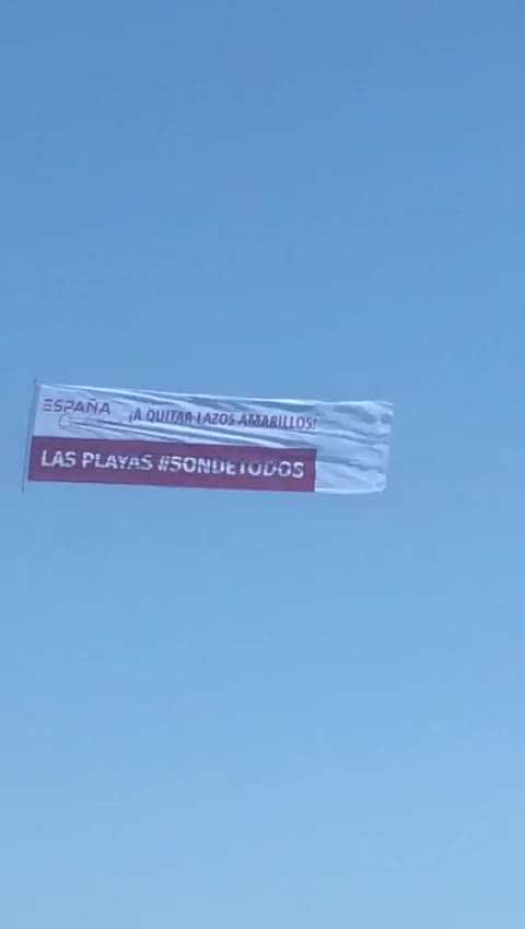 Turistas y vecinos orgullosos tras leer el mensaje de una de las avionetas que sobrevuela Cataluña