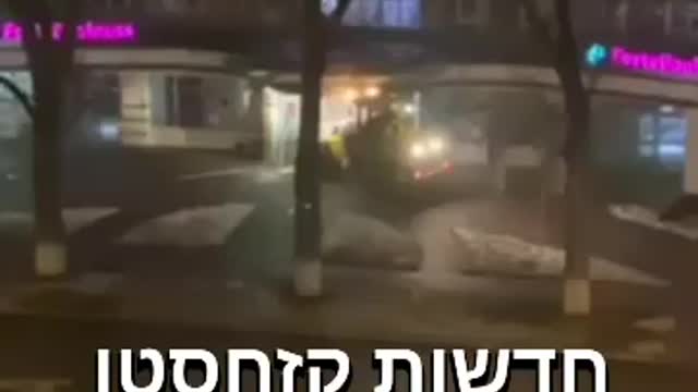 שודדים בעיר אלמטי פורצים את הבנק באמצעות טרקטור