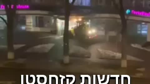 שודדים בעיר אלמטי פורצים את הבנק באמצעות טרקטור