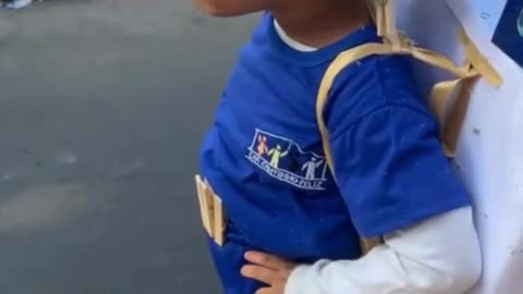 Kid dressed as a washing machine with every detail! Parents went all out! 🧺✨😂👏 #FancyDressGoals