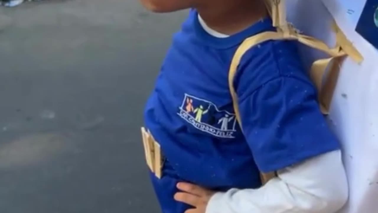 Kid dressed as a washing machine with every detail! Parents went all out! 🧺✨😂👏 #FancyDressGoals