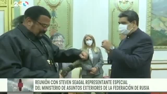 Steven Seagal visits Nicolás Maduro and gives him a samurai sword