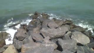 Gravando as ondas do mar acertando as pedras de frente [Nature & Animals]