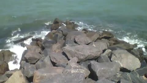 Gravando as ondas do mar acertando as pedras de frente [Nature & Animals]