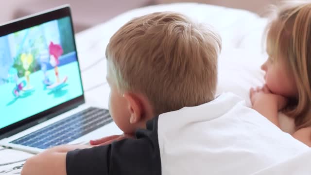 kids-watching-cartoons-on-a-laptop