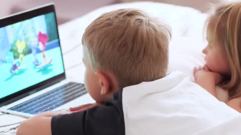 kids-watching-cartoons-on-a-laptop