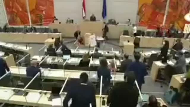 LA DEPUTÉE EVA HOLZEITNER S'EFFONDRE EN FAISANT L'APOLOGIE DE LA "VA QUE CINATION" !!!