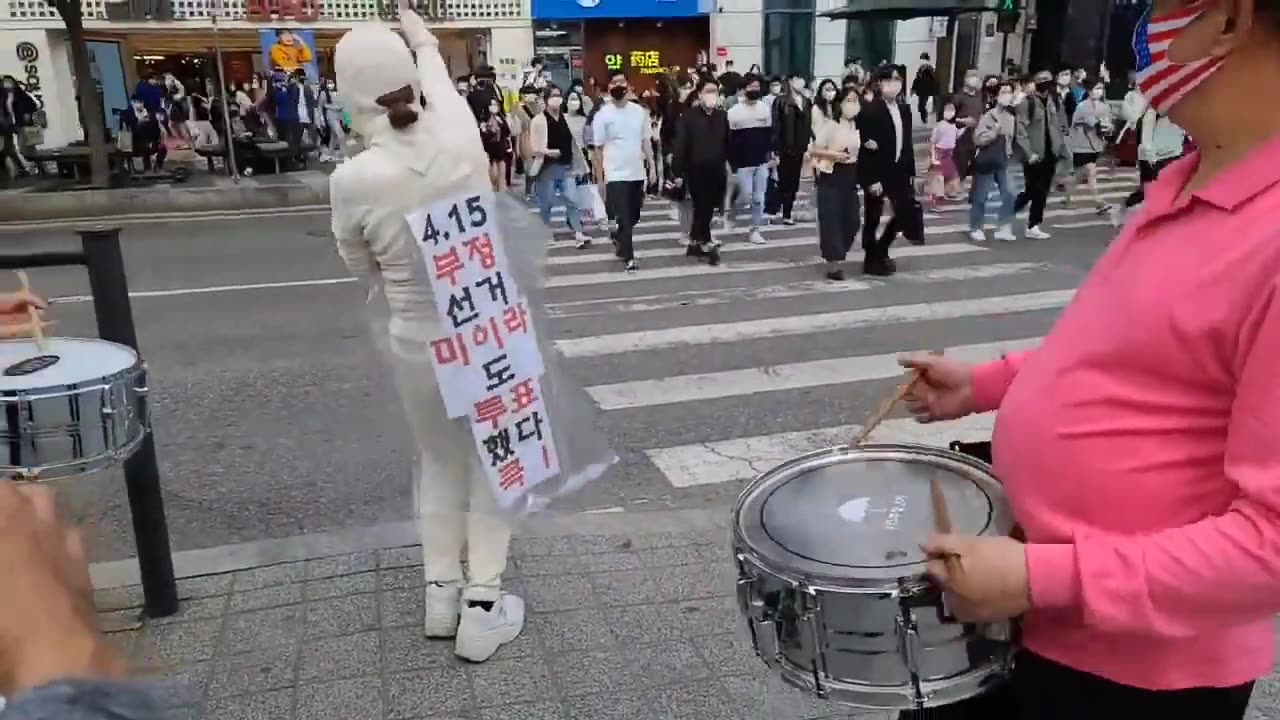 20210430_V3_S03(iw2WBoUpf5E)춤추는 미이라 앞뒤에 뭐가_ 강남역대로 중앙에서