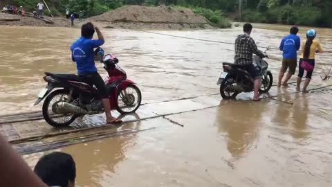 Cross the river in the flood season