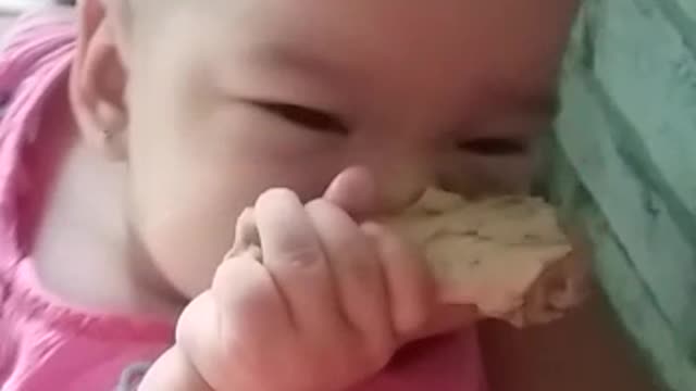 Bebé de 6 meses comiendo pollo