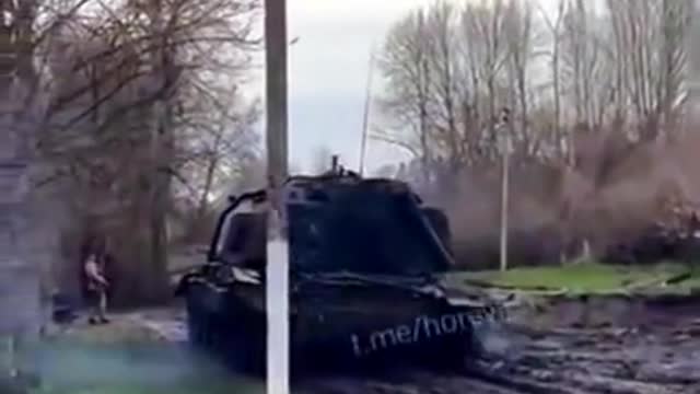 Ukrainian 2S19 "Msta" 152mm self-propelled howitzer plowing through mud