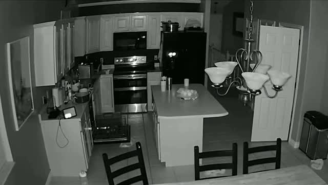 The ghost of a woman suddenly appears in the kitchen😟😟😱