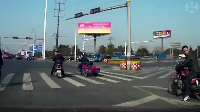 Dashcam captures shocking sight of a child tumbling out of a minivan